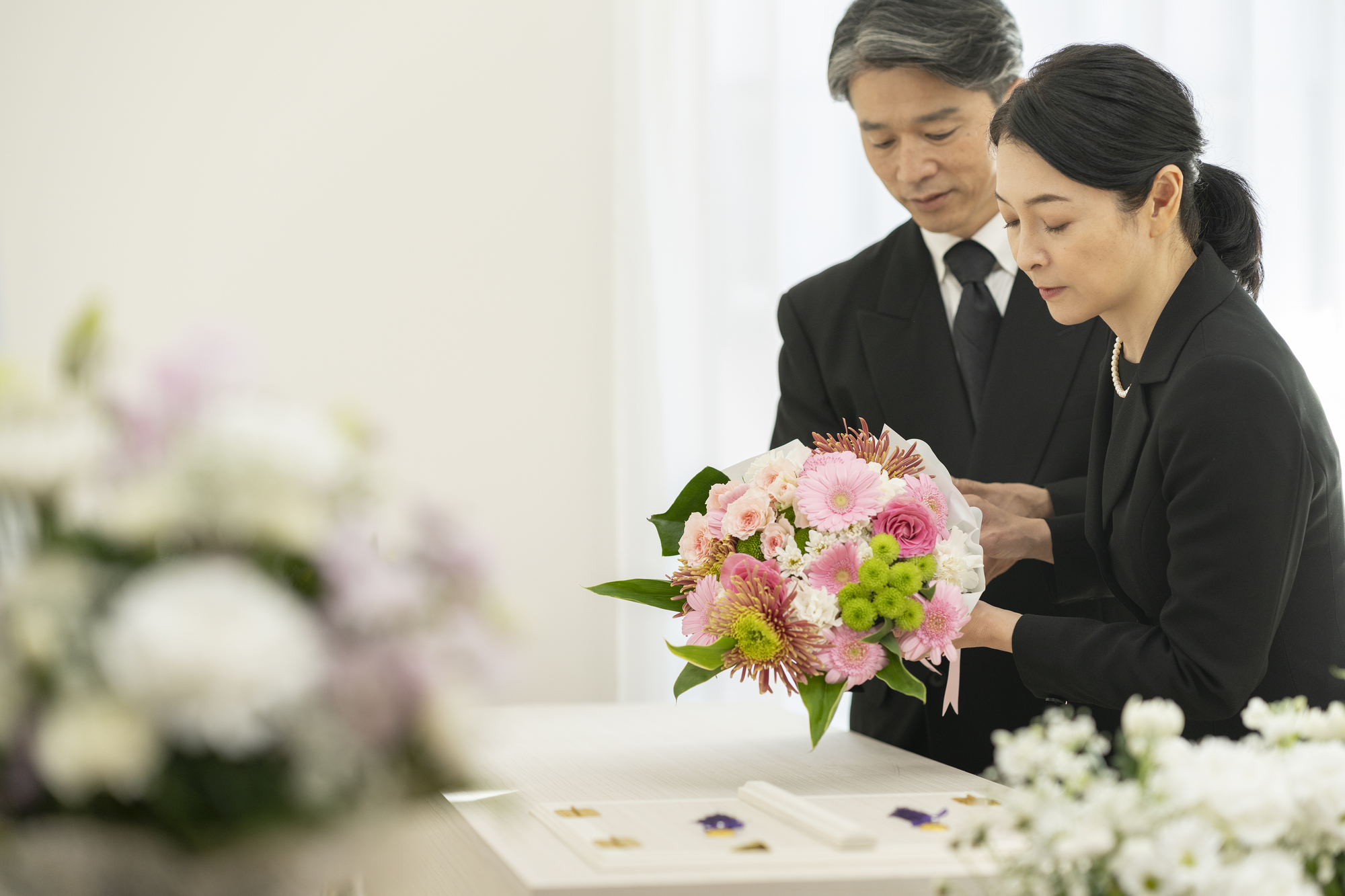 例文】家族葬の訃報のお知らせの書き方は？タイミングや事後報告の注意点を解説｜格安葬儀社【小さいわが家のお葬式-旧わが家の家族葬】公式